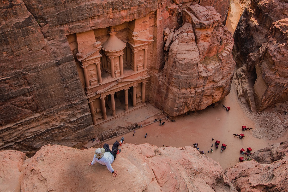 Przewodnik po Petrze – jak dotrzeć do jednego z najpiękniejszych zabytków Jordanii